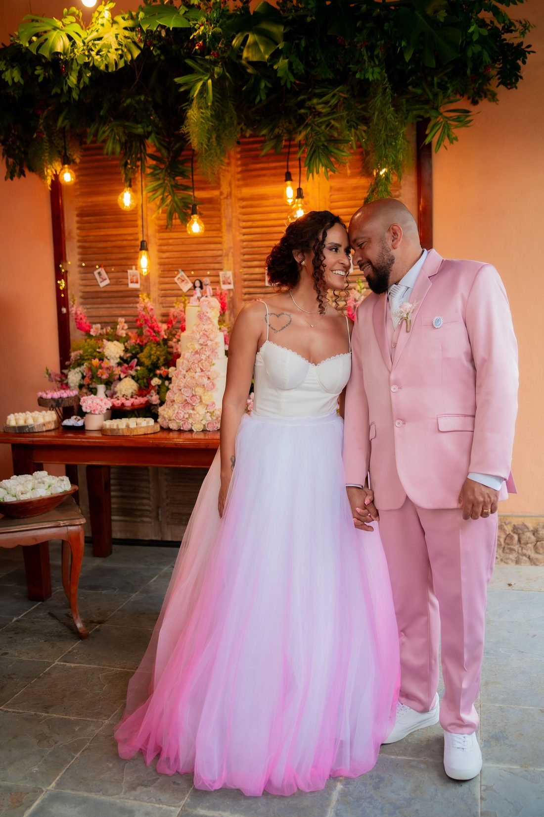 Casal de noivos em meio à decoração florida