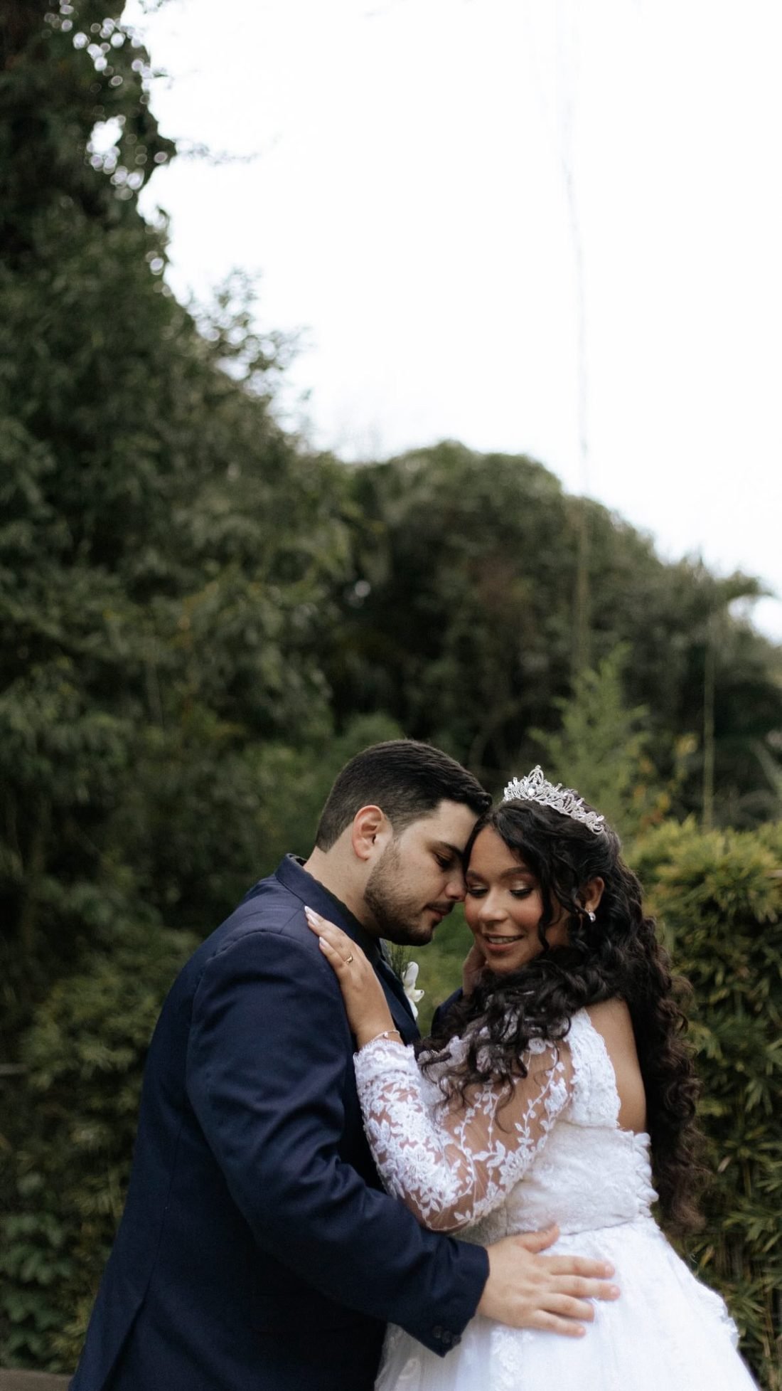 Casal de noivos sob pérgola decorada